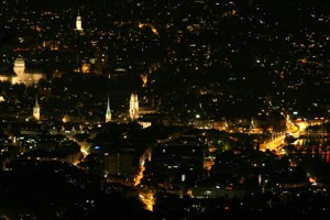 Night view of Zuich from Uetliberg. (© MadGeographer @ Wikimedia)